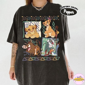 Camiseta Comfort Colors estilo retro de los 90 de Disneyland, El Rey León, Simba y Timón PNG, Camiseta vintage de El Rey León, Camiseta Hakuna Matata, Camiseta para viaje a Disneyland
