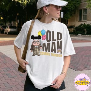 Carl Disney Up PNG, Camiseta del Viejo que Viene, Camiseta de Papá Disney, Sudadera Disney del Viejo, Camisetas de Disney World, Camiseta Disney del Viejo