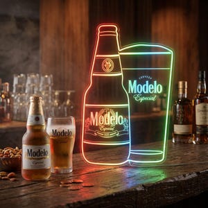 Könnte beinhalten: Ein Neonschild in Form einer Bierflasche und eines Glases mit dem Modelo Especial-Logo. Eine Flasche und ein Glas Modelo-Bier stehen auf einer Holzbar. Das Schild hat rote, grüne und blaue Neonlichter.