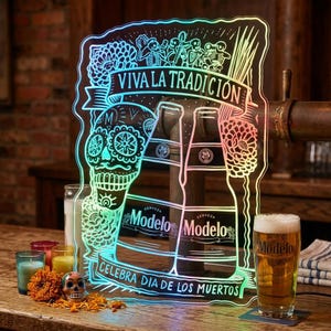 Könnte beinhalten: Rustikales Holzschild mit dem weißen Schriftzug "Welcome to our home". Das Schild hat eine verwitterte Oberfläche und ein schlichtes, einladendes Design.