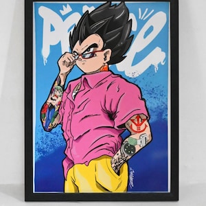 Può includere: Opera d'arte incorniciata raffigurante un personaggio con capelli neri a punta, camicia rosa e pantaloni gialli. Il personaggio ha tatuaggi e occhiali. Lo sfondo è blu con testo bianco in stile graffiti.