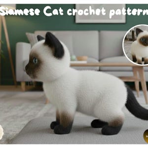 以下が含まれることがあります： シャム猫のかぎ針編みパターン。画像には、茶色の模様、青い目、黒い尾を持つ白い猫が写っています。「Siamese Cat crochet pattern」というテキストが画像の上部にあります。猫の小さな画像が右上隅にあります。