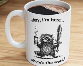 Taza de café divertida de mapache, taza de cerámica con humor sarcástico de oficina, "Vale, estoy aquí, ¿dónde está el trabajo?", regalo para compañeros de trabajo, regalo para jefes.