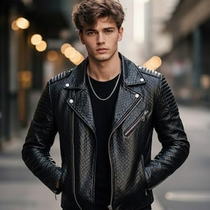 Könnte beinhalten: Schwarze Leder-Motorradjacke mit Steppdetails an Schultern und Ärmeln. Die Jacke hat einen asymmetrischen Reißverschluss, mehrere Taschen und eine silberne Halskette. Das Model trägt ein schwarzes T-Shirt.