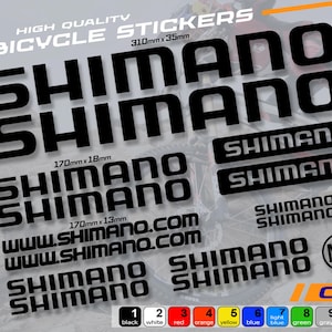 Puede incluir: Una colección de pegatinas negras Shimano para bicicletas en varios tamaños y diseños. Incluye el logotipo de Shimano, la dirección del sitio web e indicadores de tamaño de cuadro. Las pegatinas están etiquetadas con opciones de color.