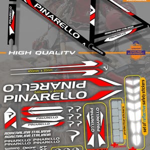 Può includere: Set di adesivi per bicicletta con il logo "Pinarello" in nero, bianco e rosso. Include vari adesivi, opzioni di dimensioni del telaio e adesivi di sicurezza riflettenti. Presenta il marchio "Shimano" e "Adrenalina Italiana".