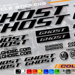Può includere: Adesivi neri per bicicletta con la parola "GHOST" in un carattere audace e stilizzato. Gli adesivi sono disponibili in varie dimensioni, tra cui 350 mm x 33 mm e 170 mm x 18 mm. Il testo aggiuntivo include "SHIMANO" e "WWW.GHOST.COM". Disponibili in più colori.