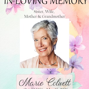 Peut inclure: Carte commémorative avec un motif floral à l'aquarelle rose, violet et vert. Le texte "IN LOVING MEMORY" est en haut. Une photo d'une femme souriante est au centre, avec le nom "Marie Colwett" et les dates en dessous.