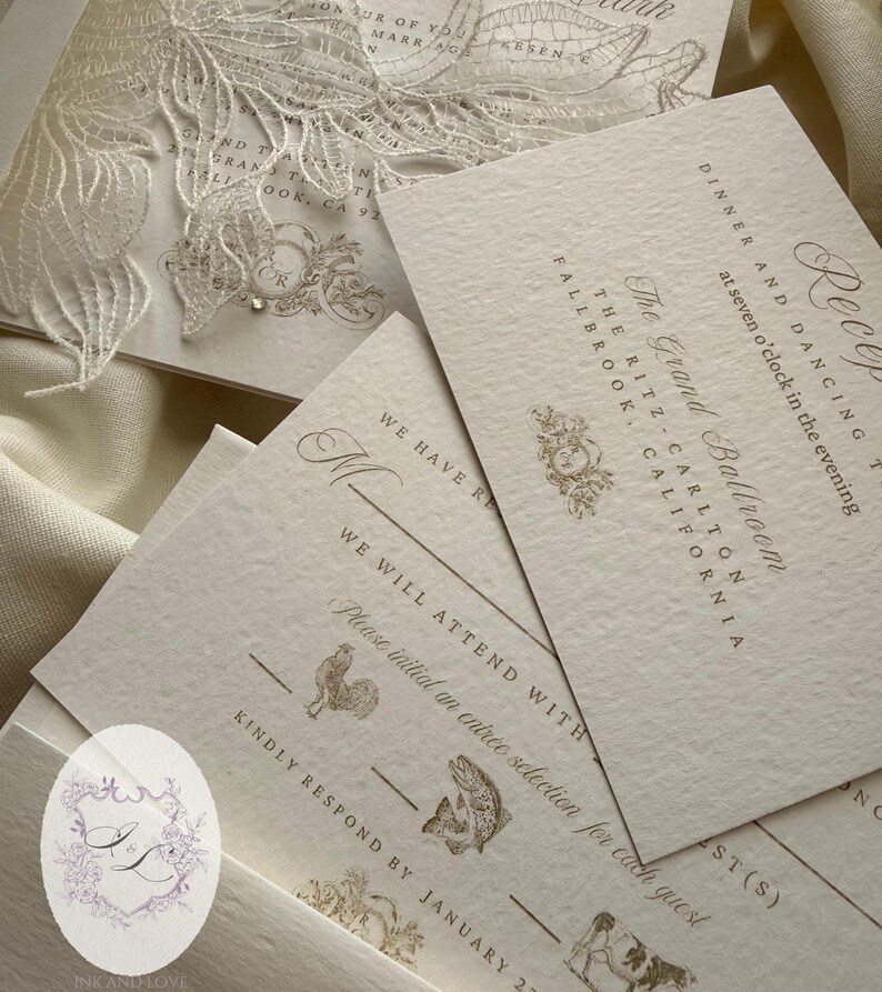 Puede incluir: Elegante juego de invitaciones de boda con tarjetas color crema con texto dorado y elementos florales decorativos. La invitaci&oacute;n incluye detalles para la recepci&oacute;n en The Grand Ballroom, The Ritz-Carlton, Fallbrook, California. Tambi&eacute;n se incluyen los detalles de RSVP.