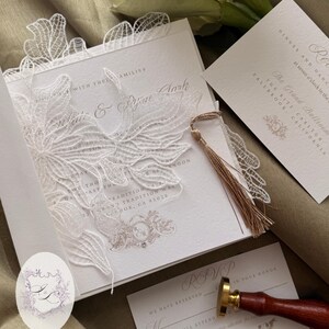 Puede incluir: Elegante juego de invitaciones de boda blancas con intrincados detalles de encaje. Incluye invitaci&oacute;n, tarjeta de confirmaci&oacute;n de asistencia y sello. La invitaci&oacute;n presenta los nombres "Lite & Ryan Lark".