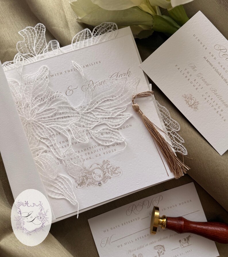 Puede incluir: Elegante juego de invitaciones de boda blancas con intrincados detalles de encaje. Incluye invitaci&oacute;n, tarjeta de confirmaci&oacute;n de asistencia y sello. La invitaci&oacute;n presenta los nombres "Lite & Ryan Lark".