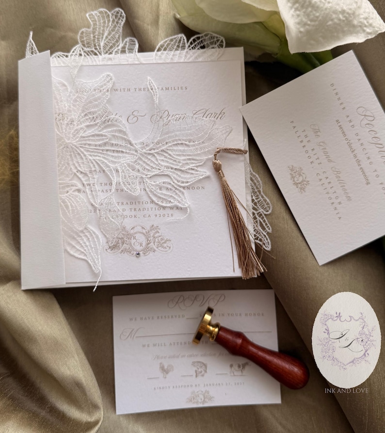 Puede incluir: Elegante juego de invitaciones de boda blanco con intrincados detalles de encaje. Incluye invitaci&oacute;n, tarjeta RSVP, tarjeta de recepci&oacute;n y un sello de lacre. La invitaci&oacute;n presenta los nombres "Kate & Ryan Lark" y detalles del evento.