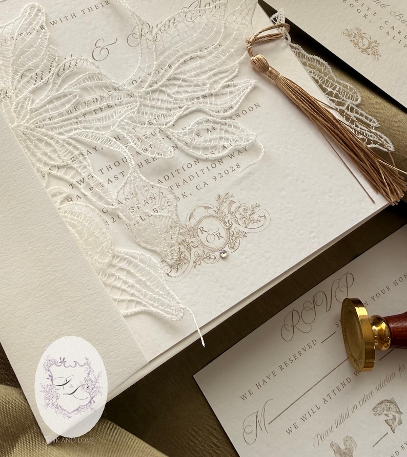 Puede incluir: Elegante juego de invitaciones de boda con un dise&ntilde;o floral cortado con l&aacute;ser. La invitaci&oacute;n incluye los nombres "Ryan" y "Katie", junto con los detalles de RSVP. Una borla dorada y un sello de cera a&ntilde;aden un toque de lujo. El conjunto es en tonos neutros.