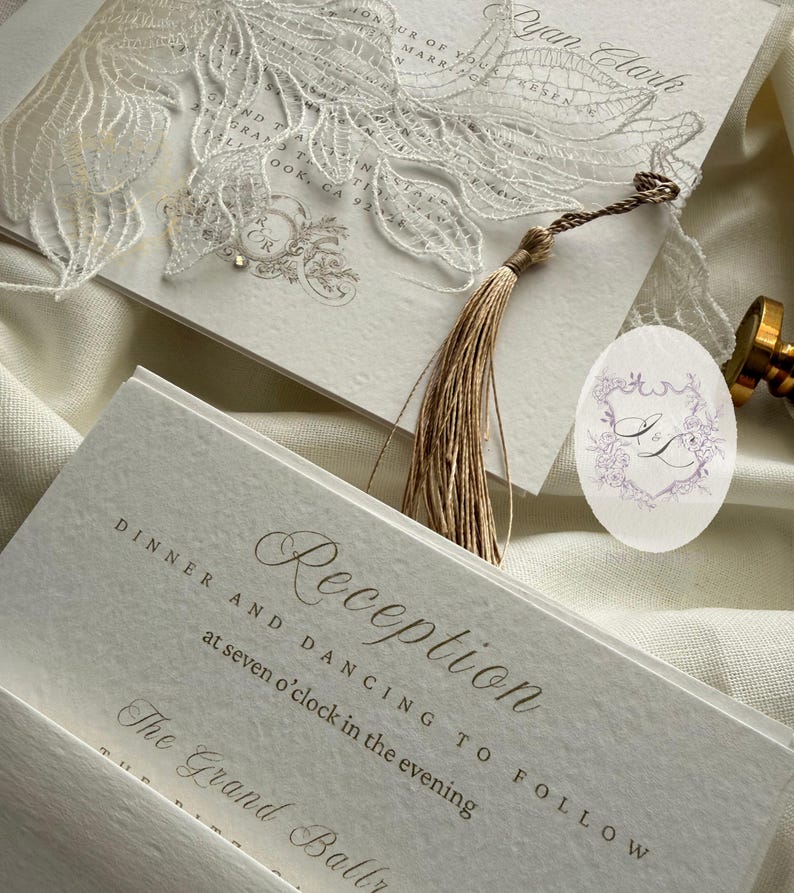 Puede incluir: Elegante juego de invitaciones de boda con un dise&ntilde;o floral cortado con l&aacute;ser y una borla. La invitaci&oacute;n incluye los nombres "Ryan Clark" y detalles de la "Recepci&oacute;n". El juego incluye un sello con iniciales y un sello de cera dorado.