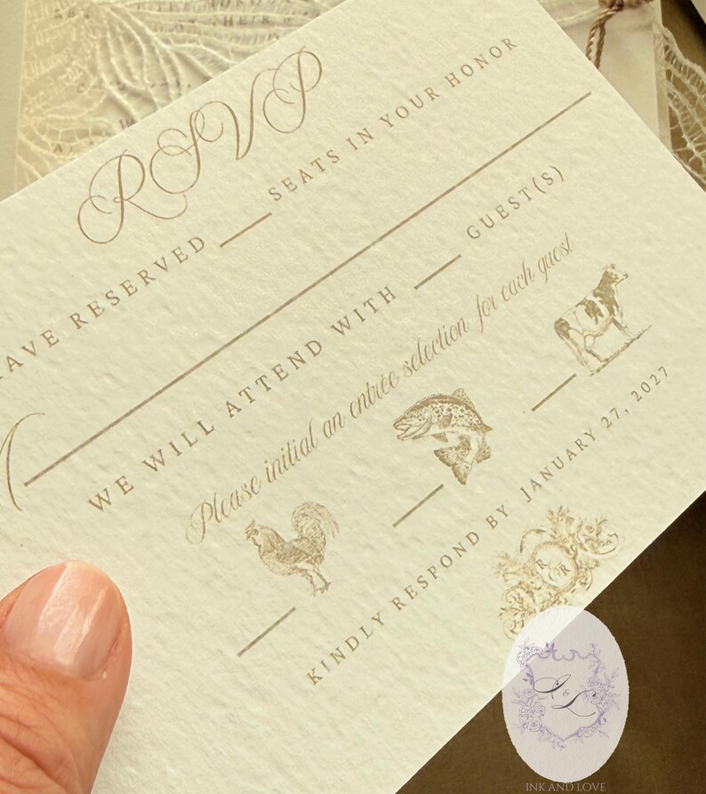 Puede incluir: Tarjeta RSVP color crema con escritura elegante e ilustraciones de un pez, una vaca y un gallo. La tarjeta incluye secciones para completar con los nombres de los invitados y las selecciones de men&uacute;. El texto "INK AND LOVE" es visible.