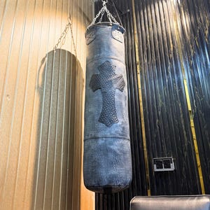 Handgjord präglad lädersäck för MMA-träning