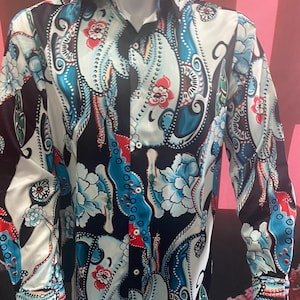 Puede incluir: Una taza de cerámica blanca con asa negra y el texto "But First, Coffee" en estilo manuscrito. La taza mide aproximadamente 10 cm de alto y contiene unos 350 ml de líquido.