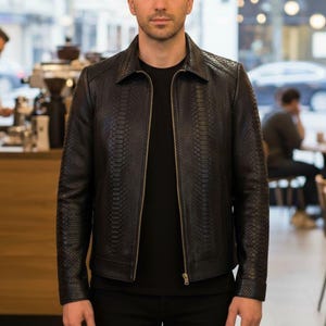 Giubbotto bomber da uomo in pelle stampata pitone nero, cappotto con collo e cerniera