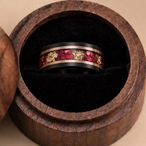 Anillo de tungsteno con ópalo rojo, incrustaciones de lámina de oro, banda para hombre, carburo negro de 8 mm, detalles en oro rosa, anillo de promesa, grabado personalizado, caja de madera.