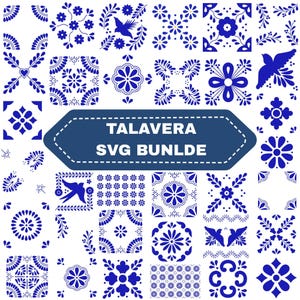 以下が含まれることがあります： 青と白のタラベラタイルのパターンコレクション。花柄、鳥、幾何学模様が特徴です。中央の濃い青色の六角形のバッジには、白い文字で「TALAVERA SVG BUNLDE」と記されており、さまざまな装飾デザインが並んでいます。