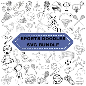 Puede incluir: Una colección de garabatos deportivos en blanco y negro con líneas que representan varios balones, raquetas, cascos, trofeos y atletas. Un hexágono azul central contiene el texto SPORTS DOODLES SVG BUNDLE en letras mayúsculas negras.