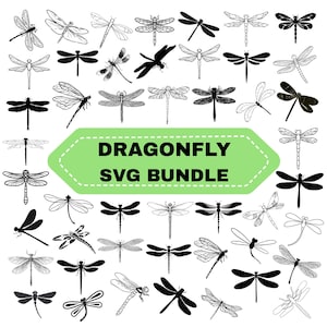 Op de afbeelding: Een verzameling illustraties van libellen in diverse stijlen, waaronder silhouetten en gedetailleerde lijntekeningen. De afbeelding bevat een groene banner met de tekst "DRAGONFLY SVG BUNDLE" in vette, zwarte letters. De libellen zijn in zwart en wit.