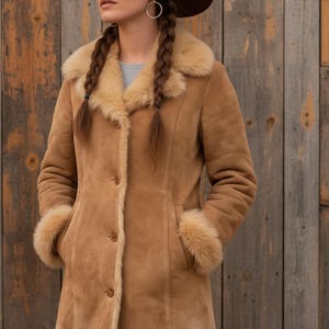 Damen-Shearling-Mantel aus Schaffell – Klassischer, langer Mantel mit hellbraunem Wildlederbesatz und Pelzbesatz