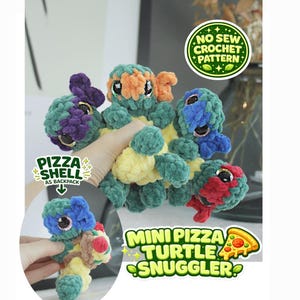 Op de afbeelding: Vier kleine pluche schildpadjes gemaakt van groen en geel garen, elk met een masker in een andere kleur: paars, oranje, blauw of rood. De tekst op de afbeelding luidt: NO SEW CROCHET PATTERN, PIZZA SHELL AS BACKPACK, MINI PIZZA TURTLE SNUGGLER.