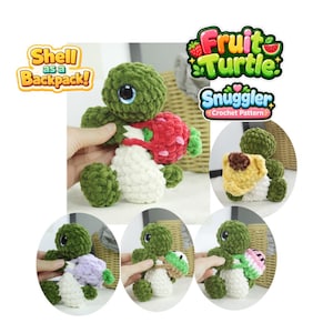 Puede incluir: Un peluche de tortuga verde tejido a ganchillo con una mochila con forma de fresa. El juguete tiene ojos azules grandes y vientre blanco. La imagen también muestra el texto "Shell as a Backpack!" y "Fruit Turtle Snuggler Crochet Pattern".
