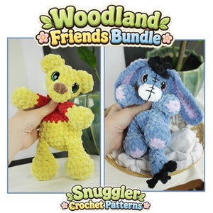 以下が含まれることがあります： Woodland Friends Bundle Snuggler Crochet Patternsのグラフィックで、2つのぬいぐるみを紹介しています。1つは赤いシャツを着た黄色いクマ、もう1つは長い耳、黒いタテガミ、白い鼻口部を持つ青いロバで、どちらも柔らかい毛糸で作られています。