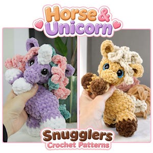 Könnte beinhalten: Zwei gehäkelte Plüschtiere mit der Aufschrift Horse & Unicorn Snugglers Crochet Patterns. Eines ist ein lila Einhorn mit weißem Horn und lockiger Mähne in Rosa, Weiß und Türkis. Das andere ist ein beiges Pferd mit cremefarbener Mähne.