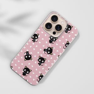 Op de afbeelding: Een telefoonhoesje met een roze achtergrond en een patroon van zwarte kattenillustraties en witte hartjes. De telefoonhoes is gemaakt van een transparant materiaal en heeft een uitsparing voor de cameralens.