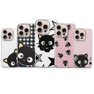 Op de afbeelding: Een verzameling van vijf telefoonhoesjes met verschillende ontwerpen. De hoesjes tonen zwarte kattenillustraties op witte stippen, zwart-wit ruitjes, zwarte sterren, roze hartjes en een roze achtergrond. Elke hoes heeft een transparante rand.