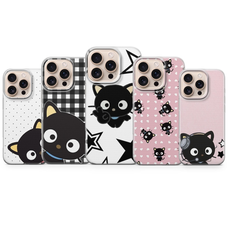 Op de afbeelding: Een verzameling van vijf telefoonhoesjes met verschillende ontwerpen. De hoesjes tonen zwarte kattenillustraties op witte stippen, zwart-wit ruitjes, zwarte sterren, roze hartjes en een roze achtergrond. Elke hoes heeft een transparante rand.