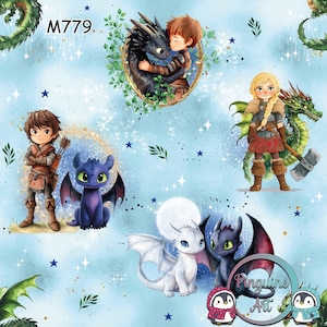Könnte beinhalten: Hellblauer Stoff mit Cartoon-Illustrationen von Charakteren aus "Drachenzähmen leicht gemacht". Das Design umfasst Drachen, Kinder und den Text "M779". Der Hintergrund hat Sterne und Blätter. Ideal für Kinderhandwerk.