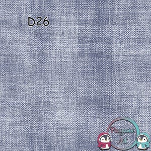 Op de afbeelding: Een close-up van een textielstof in een blauw-witte kleurstelling. De stof heeft een geweven uiterlijk, met een subtiel patroon. De tekst "D26" is zichtbaar in de linkerbovenhoek. De afbeelding bevat ook een logo met de tekst "Pinguine Art" en twee cartoonpinguïns.