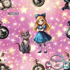 Könnte beinhalten: Ein rosa Muster mit Illustrationen von Alice im Wunderland-Charakteren, darunter Alice, eine Katze und ein Kaninchen. Das Design enthält auch Taschenuhren und Sterne. Der Text "M1382" ist sichtbar.