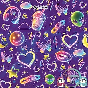 Peut inclure: Un motif violet vif avec des illustrations néon de papillons, de cœurs, d'étoiles, d'éclairs, d'extraterrestres et d'un smiley. Le motif comprend un verre de thé aux perles, un casque et une chaîne. Le texte "M1438" est visible.