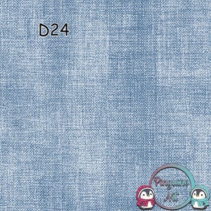 Peut inclure: Une tasse en céramique blanche avec une anse noire et le texte "But First, Coffee" en gras noir. La tasse est posée sur un fond flou, suggérant un cadre chaleureux.