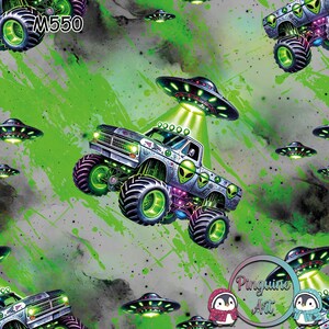 Könnte beinhalten: Ein sich wiederholendes Muster mit Monstertrucks mit Alien-Grafiken und grünen Rädern, die von UFOs beleuchtet werden. Der Hintergrund ist eine Mischung aus grünen Spritzern und einem grau gesprenkelten Design. Der Text "M550" ist sichtbar.