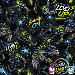 Op de afbeelding: Een zwarte achtergrond met een patroon van gamecontrollers, koptelefoons, skateboards en dinosaurussen. De tekst bevat "Game On", "Level Up!" en "Skate". Het ontwerp bevat blauwe, groene en gele accenten.