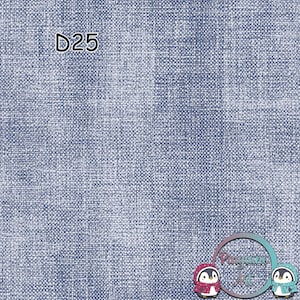 Peut inclure: Gros plan sur un tissu bleu texturé à l'aspect tissé. Le texte "D25" est dans le coin supérieur gauche. Le coin inférieur droit comporte un logo avec le texte "Pinguine Art" et deux pingouins de dessin animé.