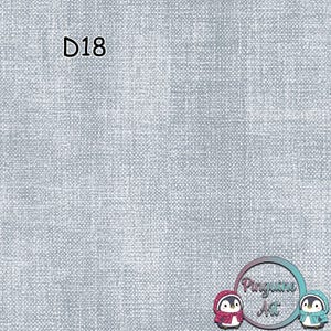 Könnte beinhalten: Eine weiße Keramik-Tasse mit schwarzem Henkel und dem Text "But First, Coffee" in fetter, schwarzer Schrift. Die Tasse steht vor einem verschwommenen Hintergrund, der eine gemütliche Umgebung suggeriert.