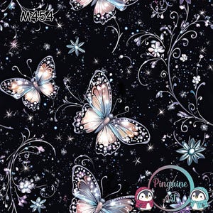 Könnte beinhalten: Ein schwarzer Hintergrund mit einem sich wiederholenden Muster aus Schmetterlingen, Blumen und Sternen. Die Schmetterlinge haben hellblaue und pfirsichfarbene Flügel mit weißen Punkten. Der Text "M454" befindet sich in der oberen linken Ecke. Das Bild enthält auch den Text "Pingbine Arts" und zwei Pinguin-Illustrationen.