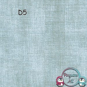 Peut inclure: Un tissu bleu clair à texture tissée. Le texte "D5" est en haut à gauche. Le coin inférieur droit présente un logo circulaire avec le texte "Pinguine Art" et deux pingouins de dessin animé.