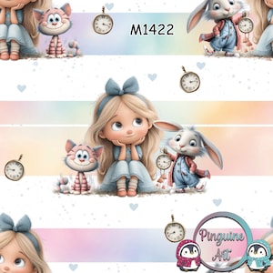 Könnte beinhalten: Eine skurrile Illustration mit einem Cartoon-Mädchen mit blonden Haaren und einer blauen Schleife, einer rosa-weiß gestreiften Katze und einem weißen Kaninchen, das eine Taschenuhr hält. Der Hintergrund hat Pastellstreifen und schwebende Herzen. Text: M1422.