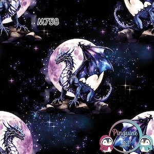 Könnte beinhalten: Ein sich wiederholendes Muster mit einem blauen Drachen mit lila Flügeln, vor dem Hintergrund eines Vollmonds und eines Sternenhimmels. Das Design enthält den Text "M758" und das Logo "Pinguine Art".
