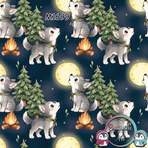 Könnte beinhalten: Ein nahtloses Muster mit Cartoon-Wolfswelpen, die den gelben Vollmond anheulen, umgeben von grünen Tannen und kleinen Lagerfeuern auf dunkelblauem Grund. Der Text M1699 ist in der oberen linken Ecke des sich wiederholenden Designs zu sehen.