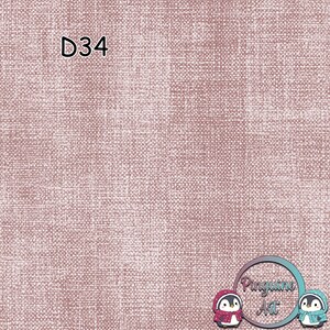 Peut inclure: Gros plan sur un tissu texturé de couleur rose poudré. Le tissu a un aspect tissé avec un motif subtil. Le texte "D34" est dans le coin supérieur gauche. L'image comprend également un logo avec deux pingouins de dessin animé et les mots "Pinguine Art".