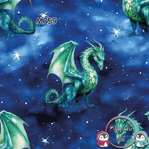 Könnte beinhalten: Ein sich wiederholendes Muster mit türkisblauen Drachen mit grünen Flügeln vor einem dunkelblauen Sternenhimmel. Der Text "M759" ist sichtbar. Das Bild enthält auch das Logo "Pinguine Art" mit Pinguin-Illustrationen.